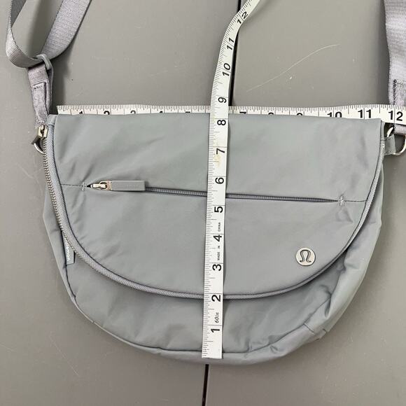 Lululemon All Night Festival Bag 5L Grey/Silver Crossbody Pockets Zippers - Picture 8 of 12